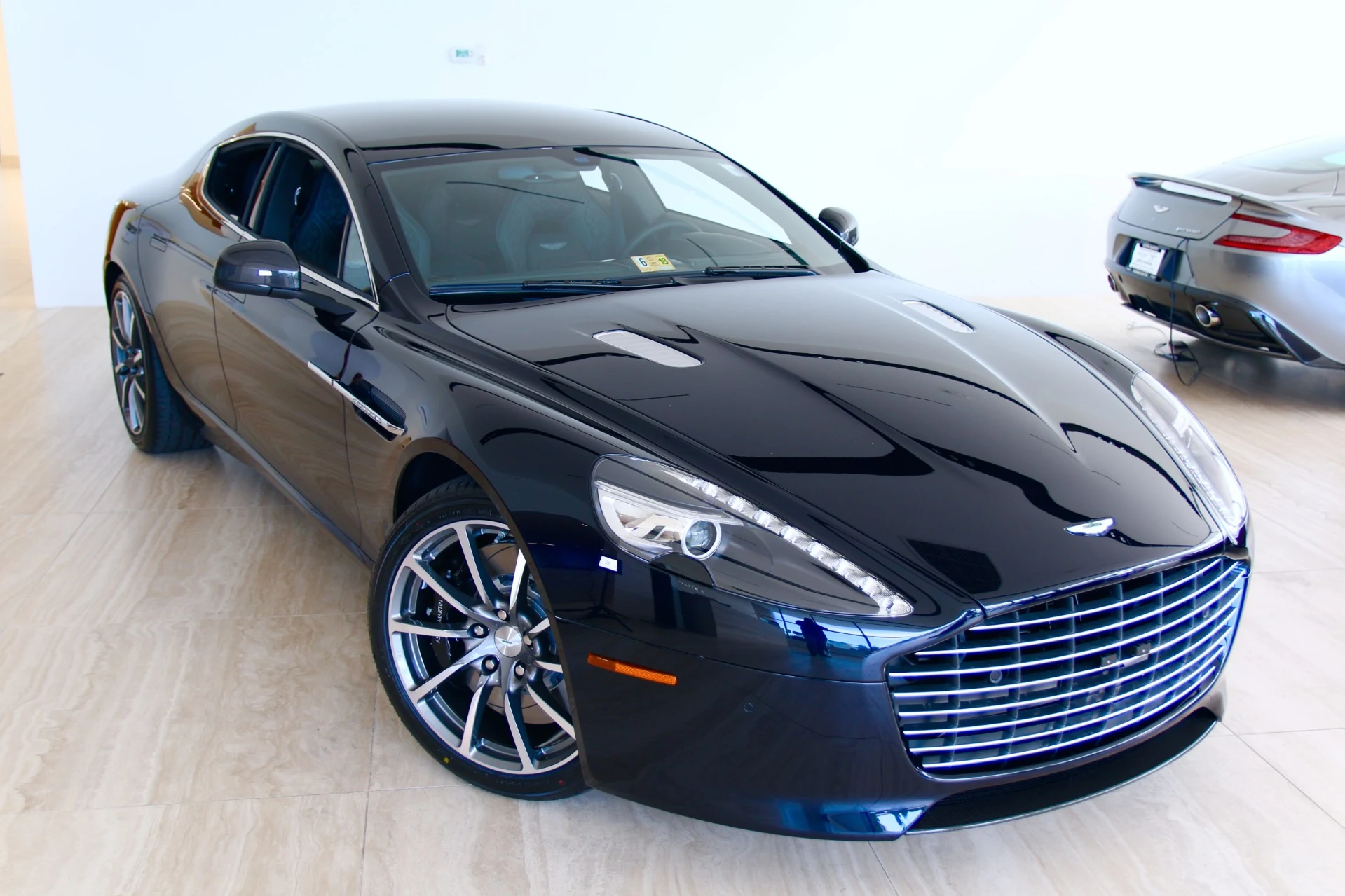 Внешний вид автомобиля — ASTON MARTIN RAPIDE