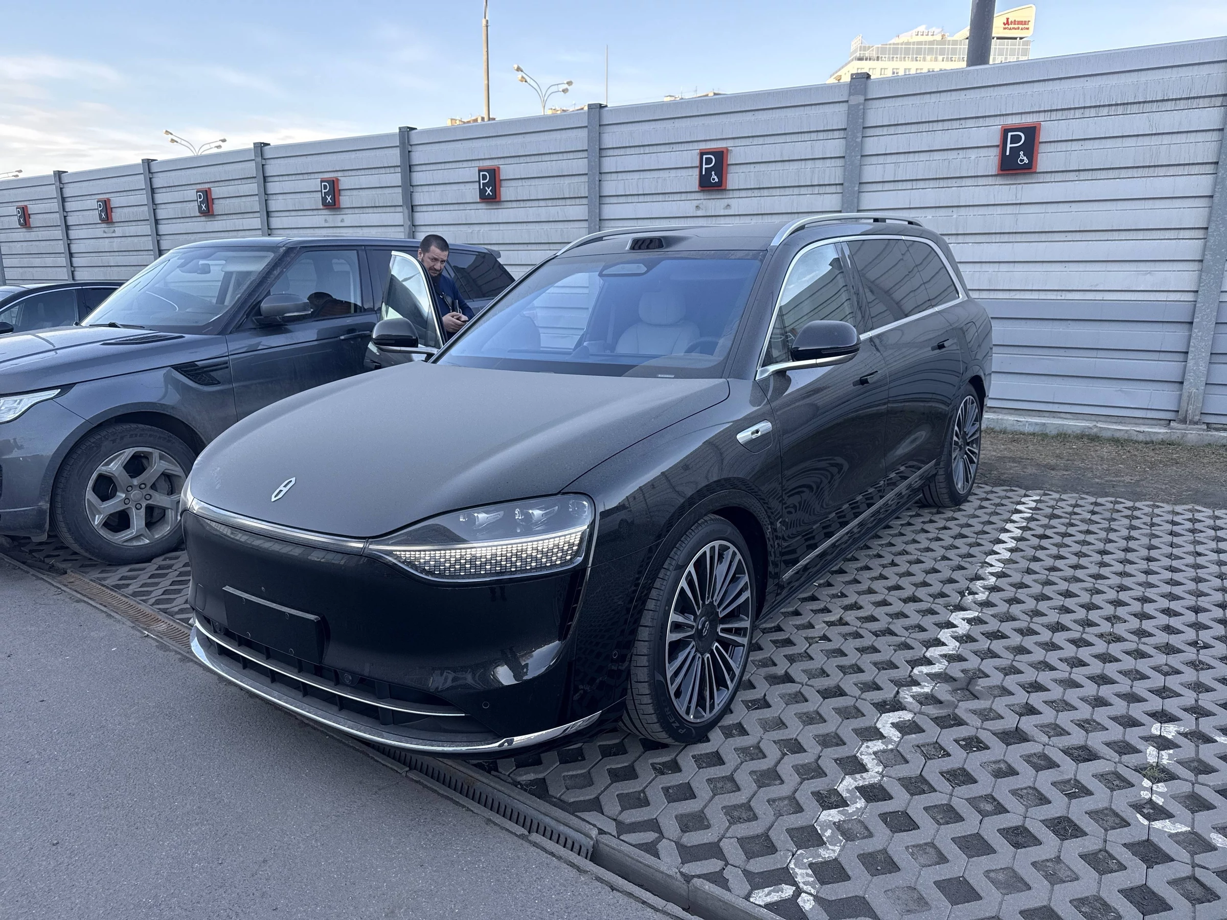 Внешний вид автомобиля — AITO M9