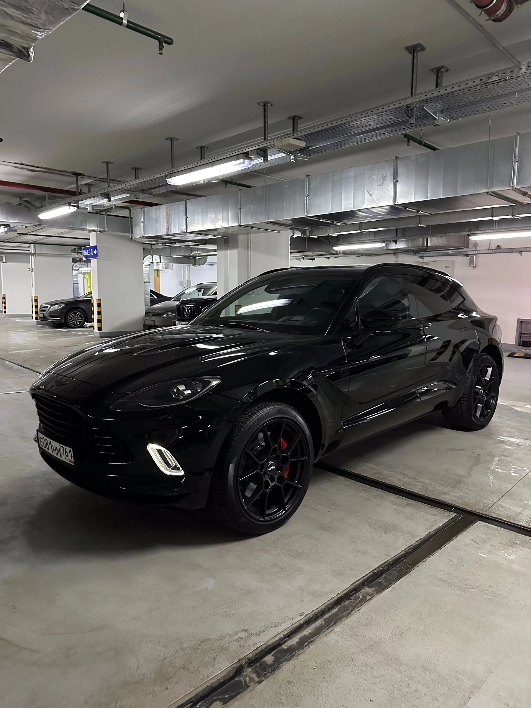 Внешний вид автомобиля — ASTON MARTIN DBX
