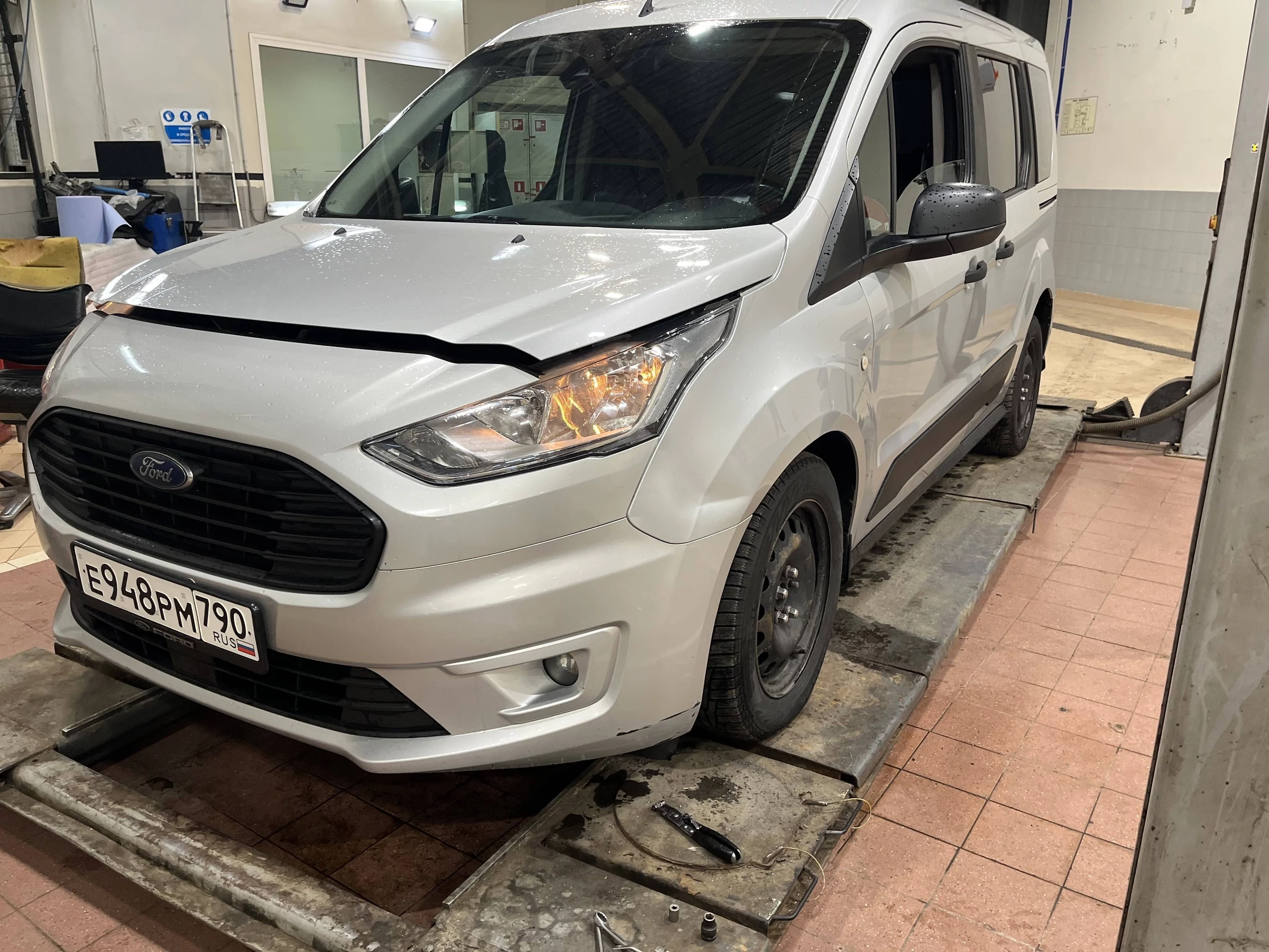 Внешний вид автомобиля — FORD TOURNEO