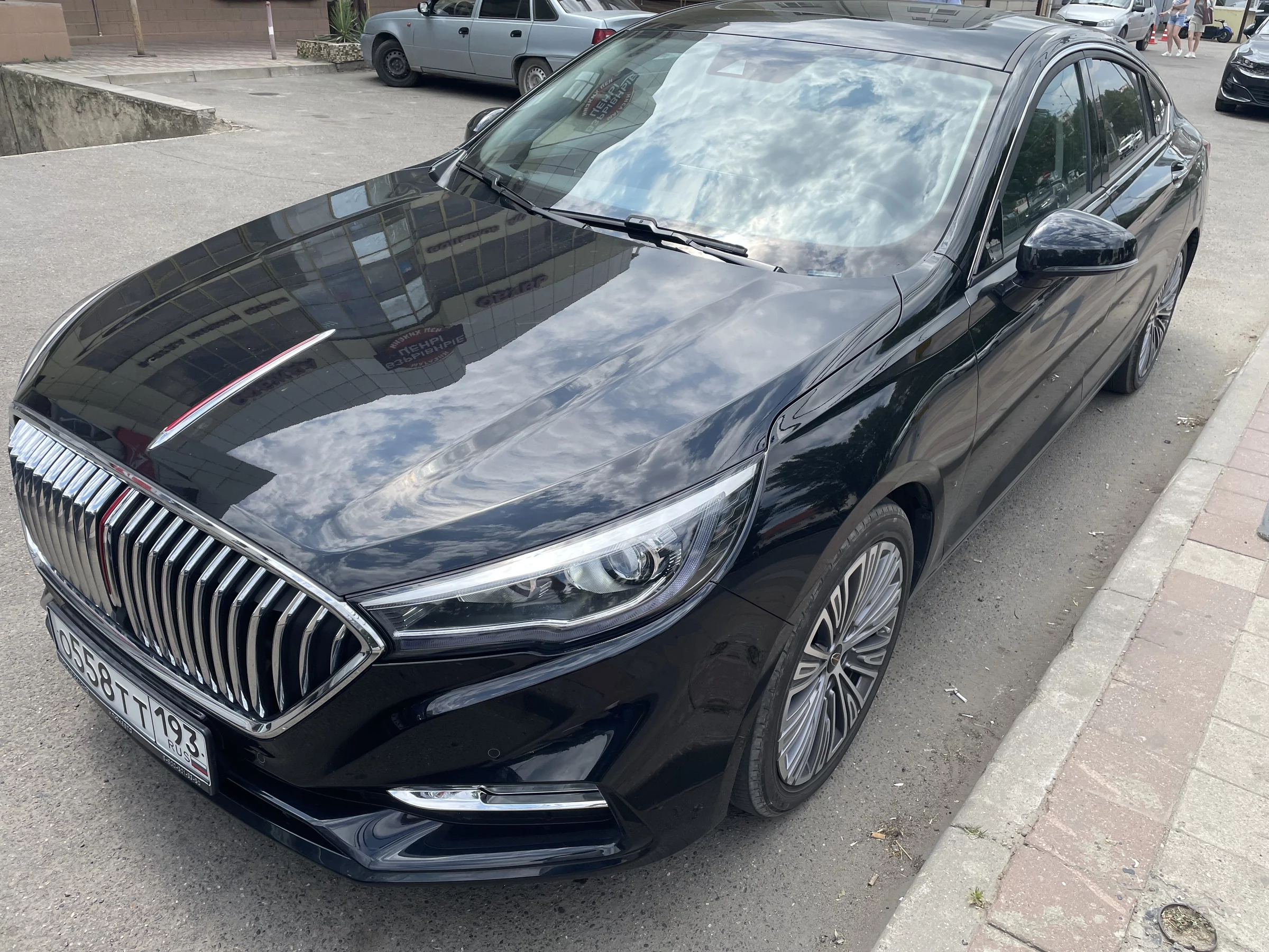 Внешний вид автомобиля — HONGQI H5