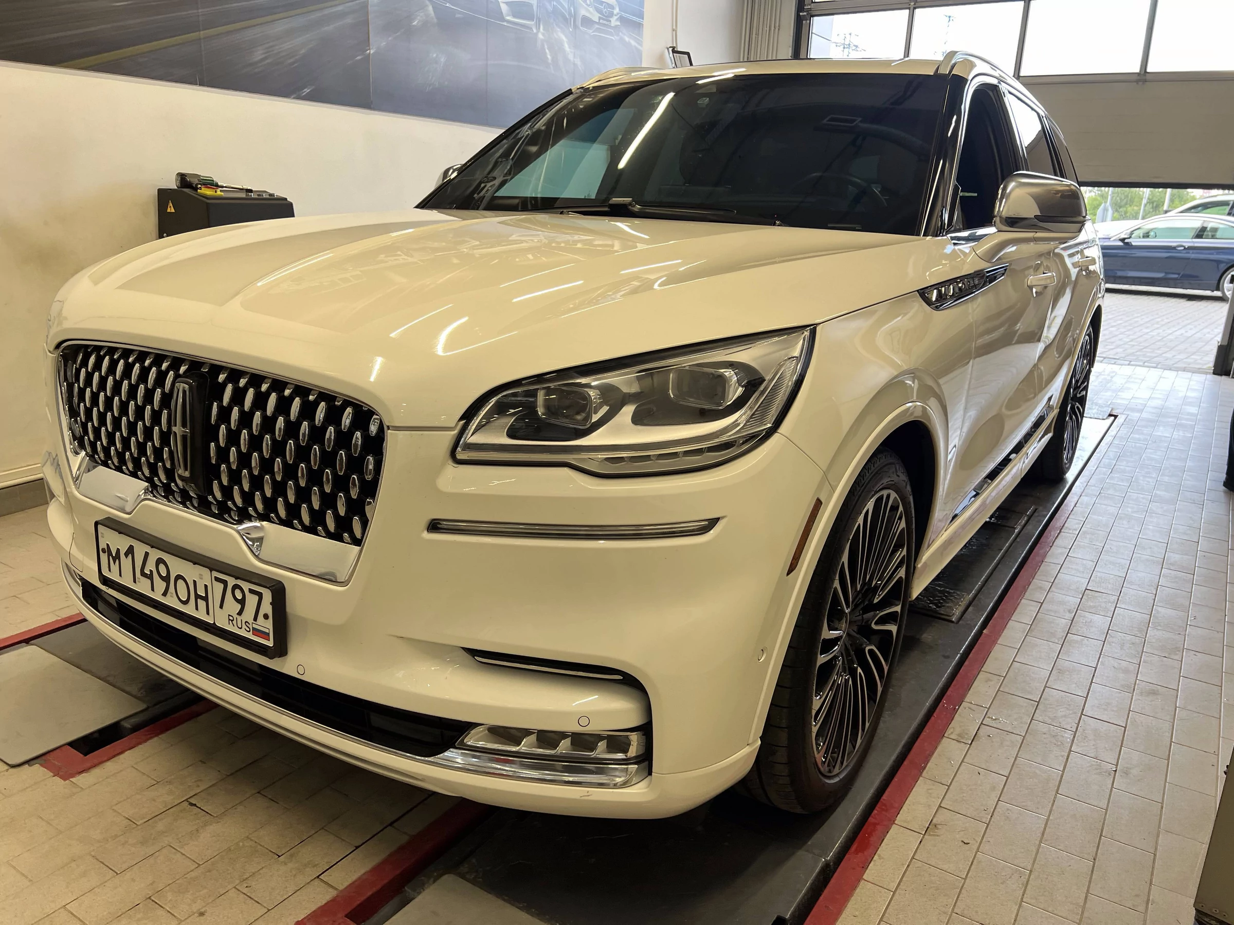 Внешний вид автомобиля — LINCOLN AVIATOR