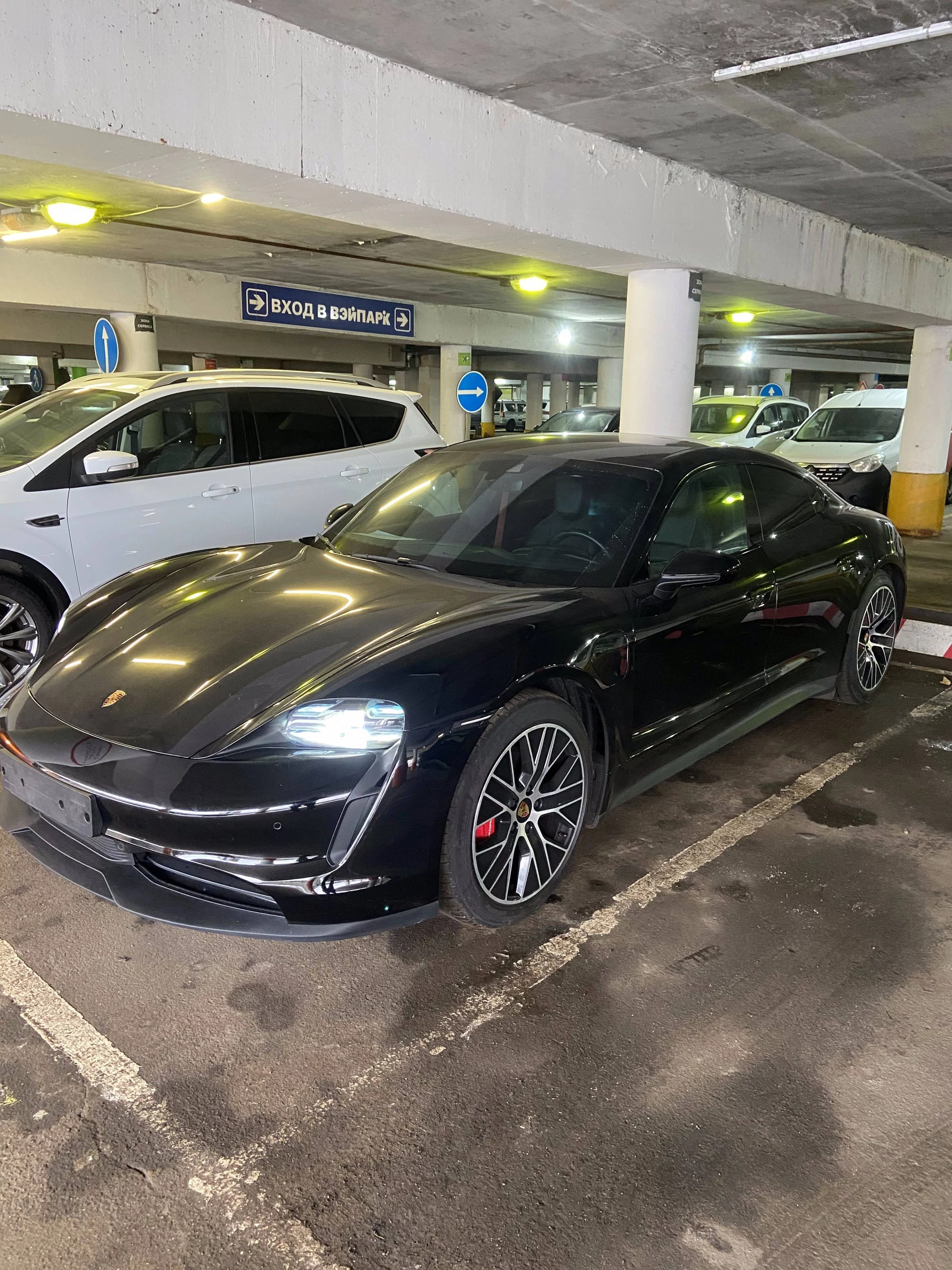 Внешний вид автомобиля — PORSCHE TAYCAN