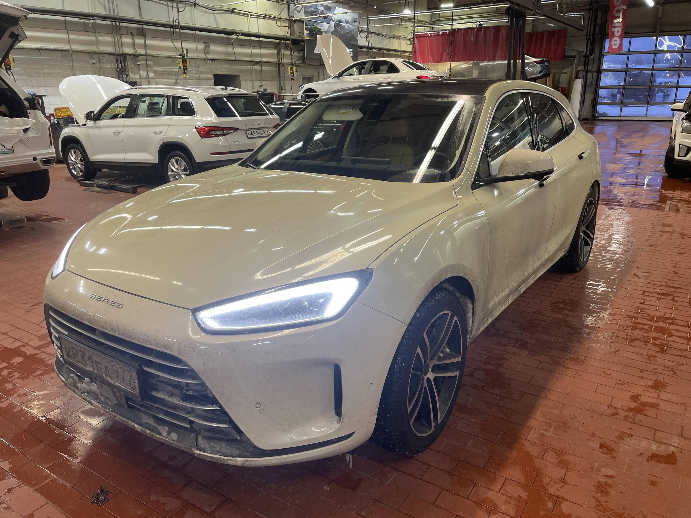 Внешний вид автомобиля — SERES M5