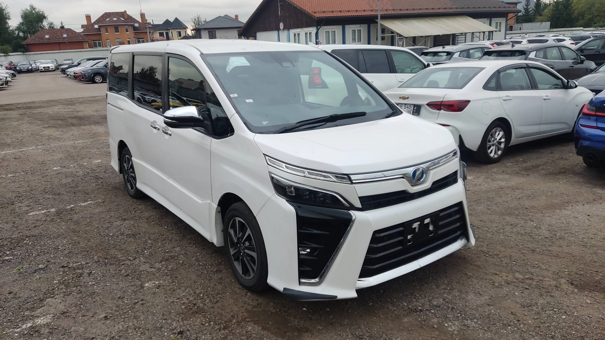 Внешний вид автомобиля — TOYOTA Voxy